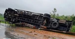 Xe tải mất lái, lật ngửa trên cao tốc ở Thanh Hóa