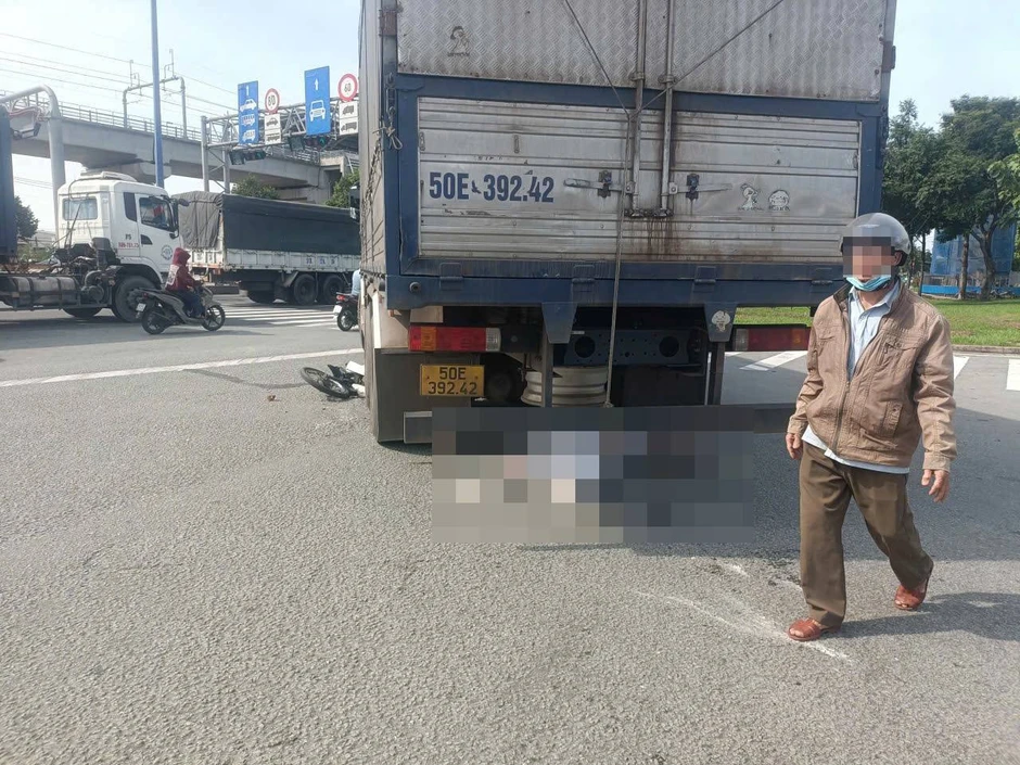 Xe tải ôm cua cuốn cô gái vào gầm, kéo lê khiến nạn nhân tử vong Xe tải ôm cua cuốn cô gái vào gầm, kéo lê khiến nạn nhân tử vong