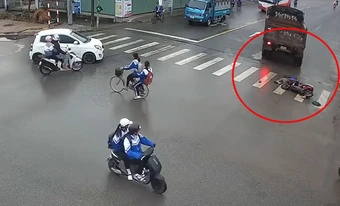 Xe tải tông xe máy điện, hai bà cháu thương vong