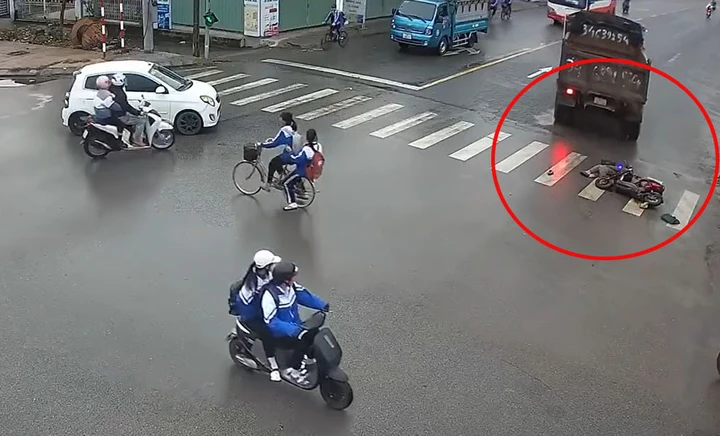 Xe tải tông xe máy điện, hai bà cháu thương vong Xe tải tông xe máy điện, hai bà cháu thương vong