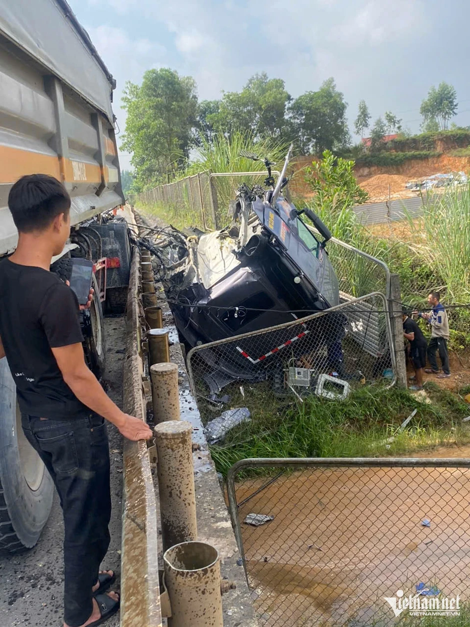 Xe tải tông xe phía trước trên cao tốc, cabin văng khỏi thân