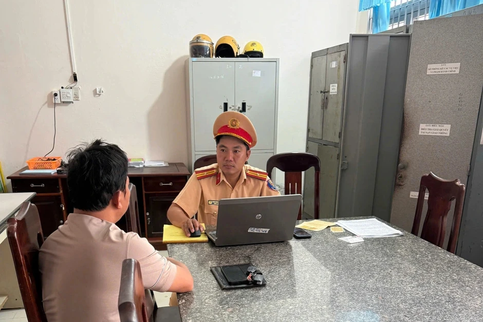 Xe tải vượt ẩu khiến người trên ô tô ngược chiều la hét vì hoảng sợ Xe tải vượt ẩu khiến người trên ô tô ngược chiều la hét vì hoảng sợ