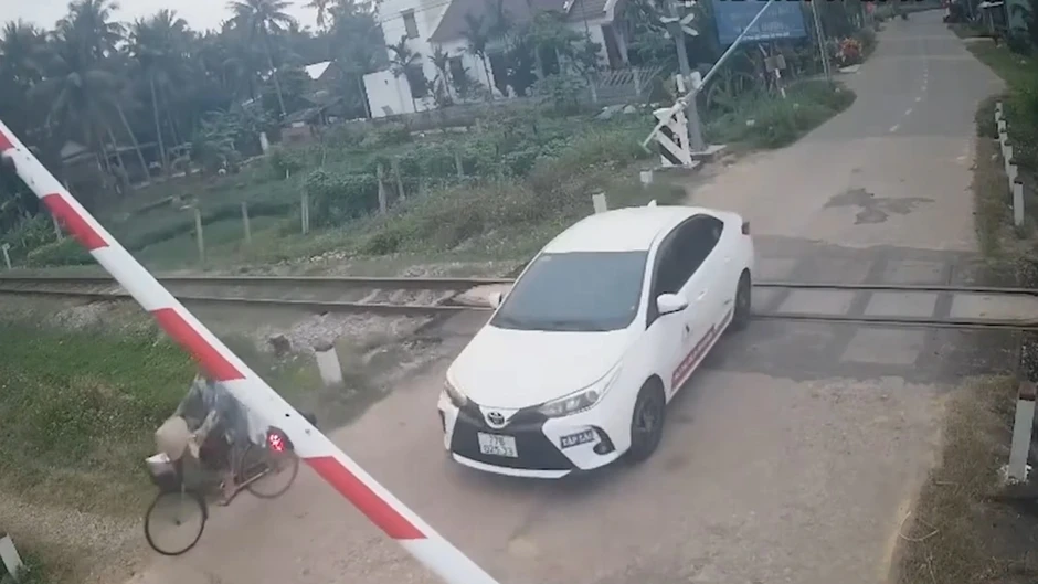 Xe tập lái bất chấp đèn đỏ vượt rào chắn, cố tình băng qua đường ray Xe tập lái bất chấp đèn đỏ vượt rào chắn, cố tình băng qua đường ray