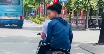 Xử lý 2 thanh niên đầu trần, lái xe máy đánh võng trên đường ở Hà Nội