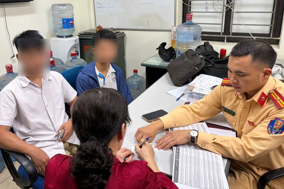 Xử lý 2 thanh niên đầu trần, lái xe máy đánh võng trên đường ở Hà Nội Xử lý 2 thanh niên đầu trần, lái xe máy đánh võng trên đường ở Hà Nội