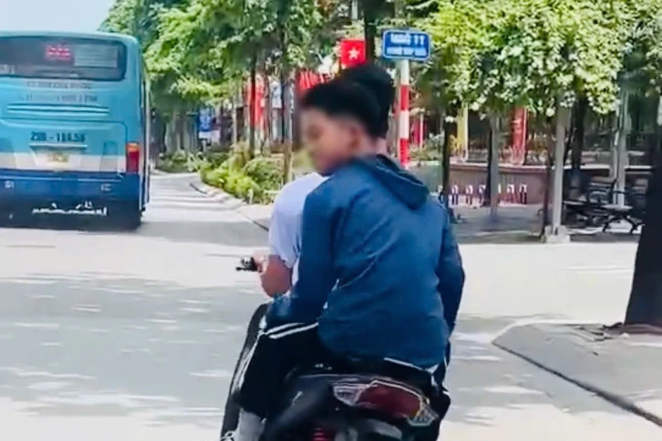 Xử lý 2 thanh niên đầu trần, lái xe máy đánh võng trên đường ở Hà Nội Xử lý 2 thanh niên đầu trần, lái xe máy đánh võng trên đường ở Hà Nội