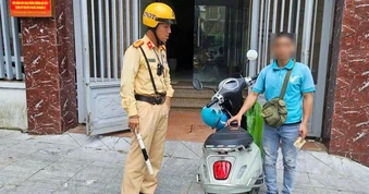 Xử lý lái xe máy dùng băng dính dán, thay đổi chữ trên biển số