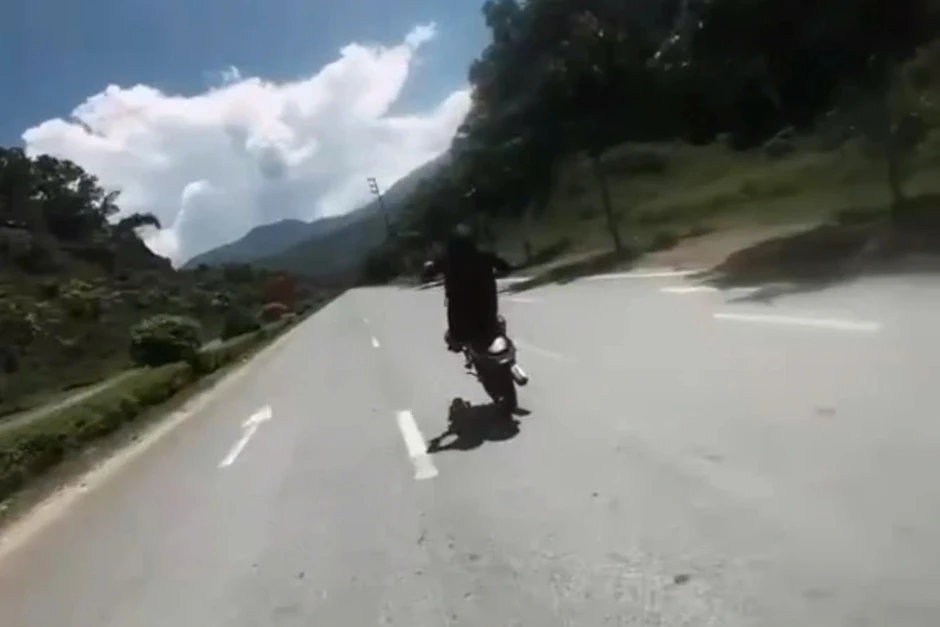 Xử lý nhóm thanh, thiếu niên bốc đầu xe máy rồi đăng clip lên TikTok Xử lý nhóm thanh, thiếu niên bốc đầu xe máy rồi đăng clip lên TikTok