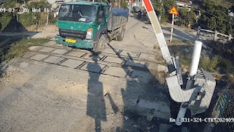Xử lý tài xế xe tải vượt đường sắt, làm gãy barie
