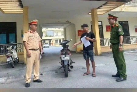 Xử lý thiếu niên rú ga, nẹt pô, đánh võng trên đường ở Tuyên Quang Xử lý thiếu niên rú ga, nẹt pô, đánh võng trên đường ở Tuyên Quang