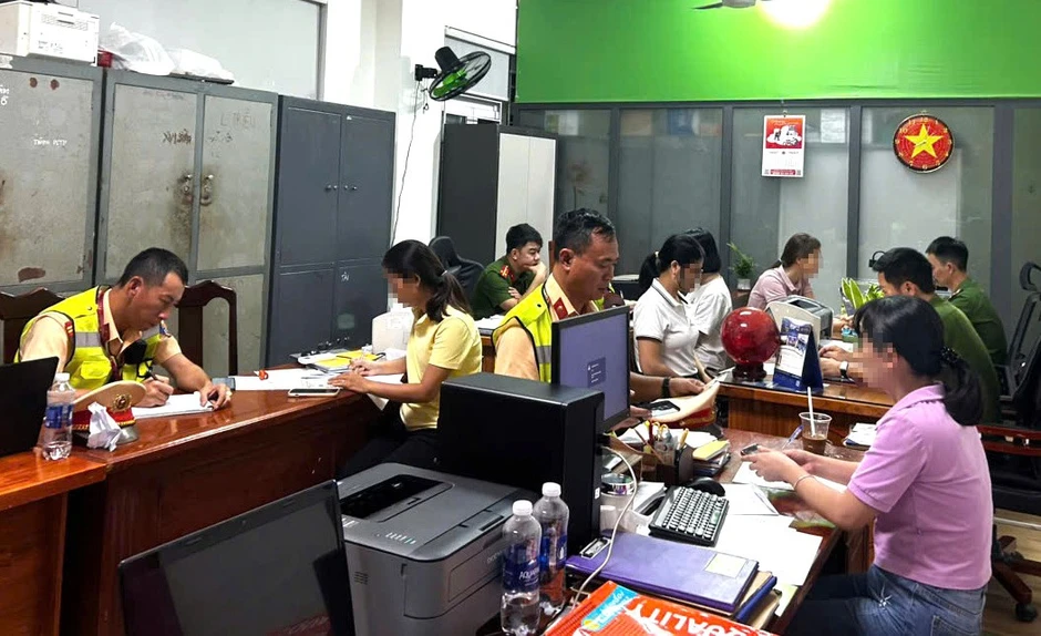 Xử phạt 6 người phụ nữ ngồi tạo dáng chụp ảnh giữa khúc cua trên đèo Hải Vân Xử phạt 6 người phụ nữ ngồi tạo dáng chụp ảnh giữa khúc cua trên đèo Hải Vân
