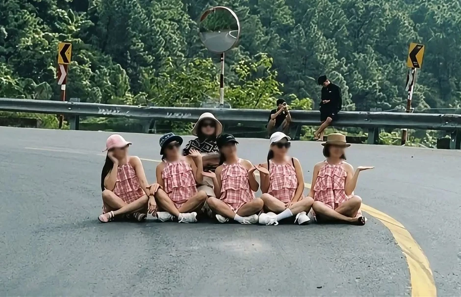 Xử phạt 6 người phụ nữ ngồi tạo dáng chụp ảnh giữa khúc cua trên đèo Hải Vân Xử phạt 6 người phụ nữ ngồi tạo dáng chụp ảnh giữa khúc cua trên đèo Hải Vân