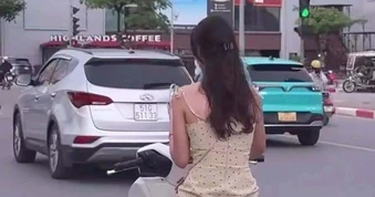 Xử phạt cô gái vừa lái xe máy vừa dùng điện thoại trên đường ở Hà Nội