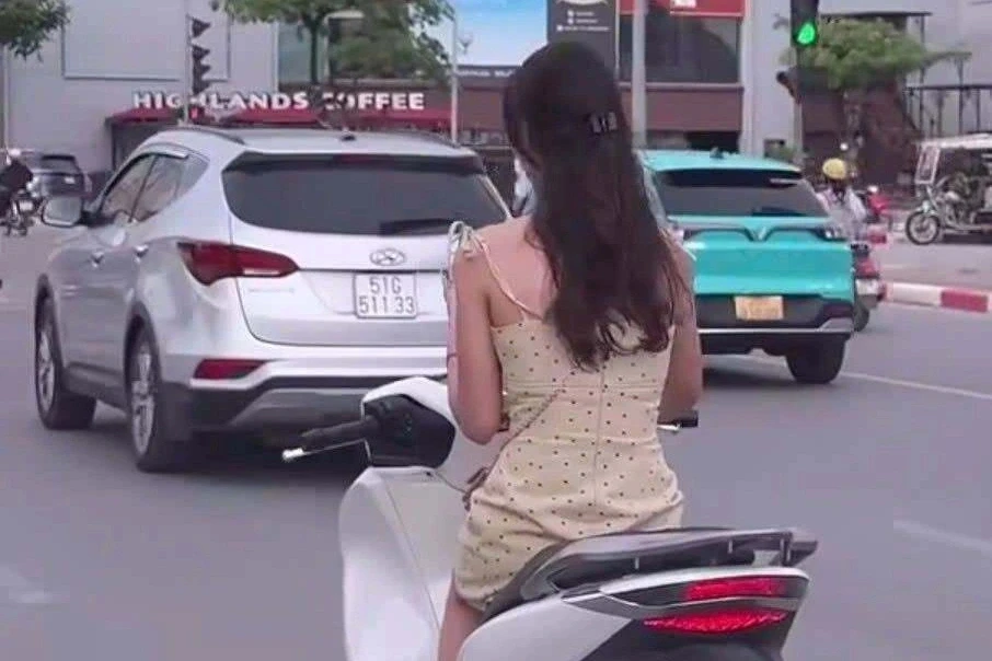 Xử phạt cô gái vừa lái xe máy vừa dùng điện thoại trên đường ở Hà Nội Xử phạt cô gái vừa lái xe máy vừa dùng điện thoại trên đường ở Hà Nội