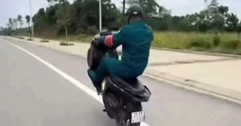 Xử phạt nam thanh niên mặc trang phục dân quân tự vệ bốc đầu xe máy