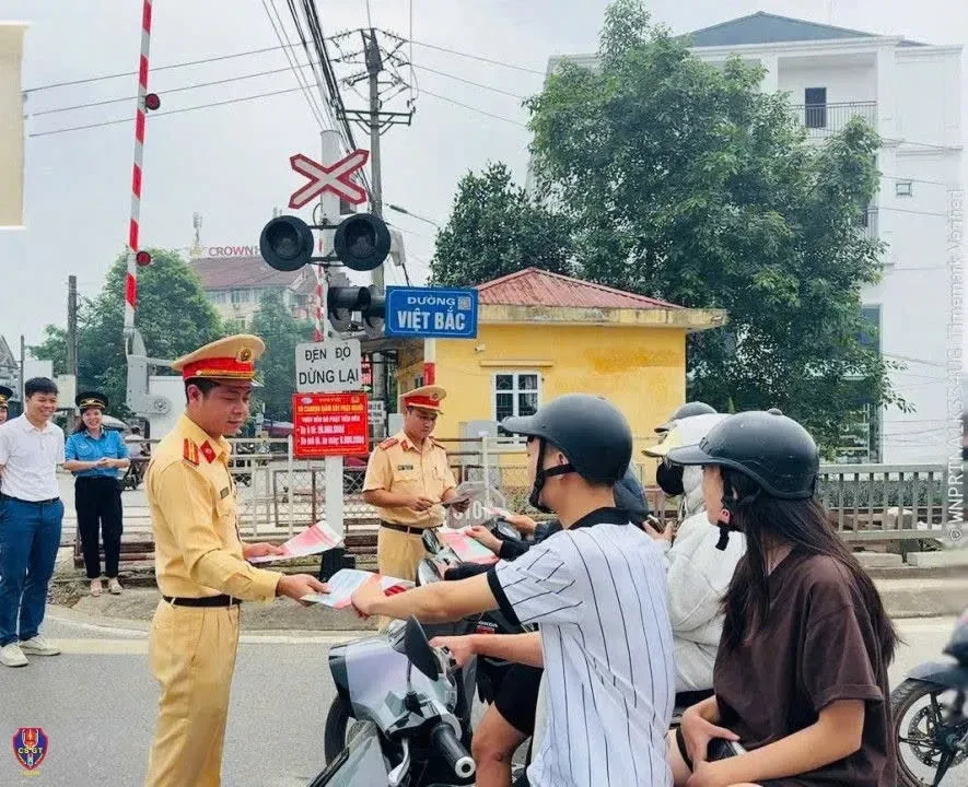 Xử phạt nhiều trường hợp vi phạm an toàn giao thông đường sắt trong ngày đầu nghị định mới có hiệu lực Xử phạt nhiều trường hợp vi phạm an toàn giao thông đường sắt trong ngày đầu nghị định mới có hiệu lực