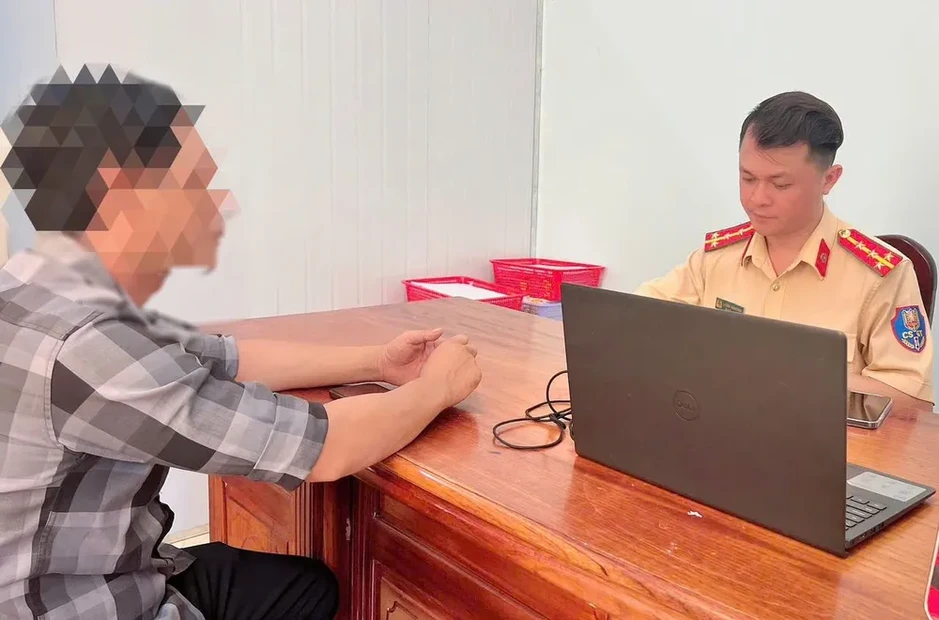 Xử phạt nhiều trường hợp vi phạm giao thông từ phản ánh của người dân Xử phạt nhiều trường hợp vi phạm giao thông từ phản ánh của người dân