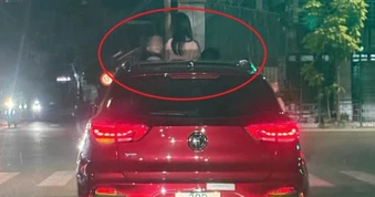 Xử phạt nữ tài xế để 3 trẻ nhỏ thò đầu qua cửa sổ trời khi xe đang chạy