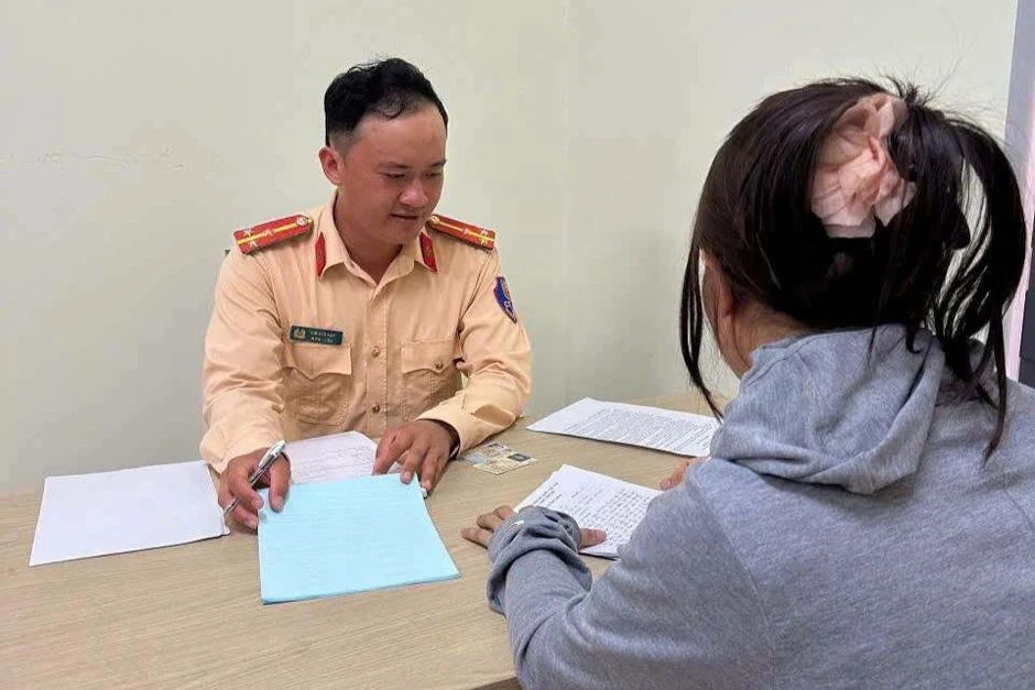 Xử phạt nữ tài xế để 3 trẻ nhỏ thò đầu qua cửa sổ trời khi xe đang chạy Xử phạt nữ tài xế để 3 trẻ nhỏ thò đầu qua cửa sổ trời khi xe đang chạy