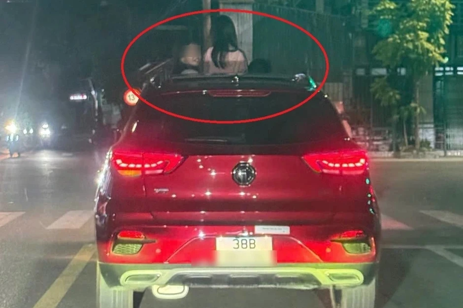 Xử phạt nữ tài xế để 3 trẻ nhỏ thò đầu qua cửa sổ trời khi xe đang chạy Xử phạt nữ tài xế để 3 trẻ nhỏ thò đầu qua cửa sổ trời khi xe đang chạy