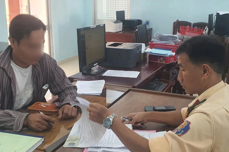 Xử phạt tài xế chạy ngược chiều trên quốc lộ 1 từ video đăng trên mạng Xử phạt tài xế chạy ngược chiều trên quốc lộ 1 từ video đăng trên mạng