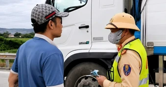 Xử phạt tài xế không có bằng nhưng vẫn lái xe tải trên cao tốc