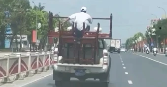 Xử phạt tài xế ô tô biển xanh chở người ngồi "vắt vẻo" sau thùng xe