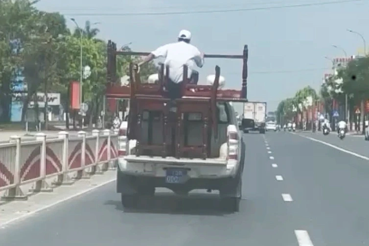 Xử phạt tài xế ô tô biển xanh chở người ngồi "vắt vẻo" sau thùng xe Xử phạt tài xế ô tô biển xanh chở người ngồi "vắt vẻo" sau thùng xe
