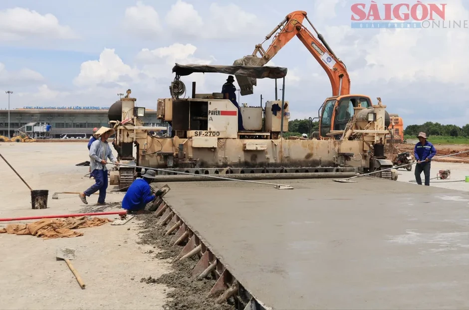 Xuyên đêm thi công nâng cấp sân bay Liên Khương