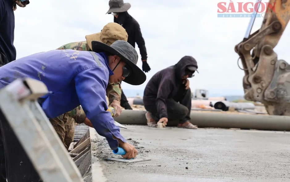 Xuyên đêm thi công nâng cấp sân bay Liên Khương
