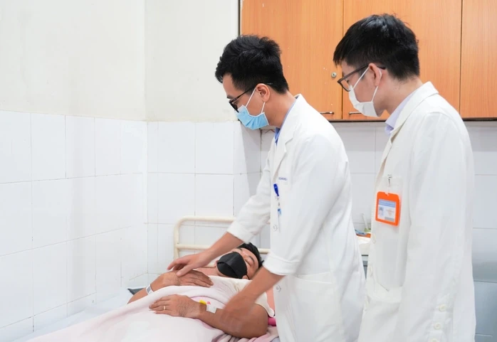 Người đàn ông nhập viện vì biến chứng quai bị sau một tuần tự theo dõi tại nhà Người đàn ông nhập viện vì biến chứng quai bị sau một tuần tự theo dõi tại nhà