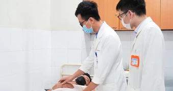 Người đàn ông nhập viện vì biến chứng quai bị sau một tuần tự theo dõi tại nhà