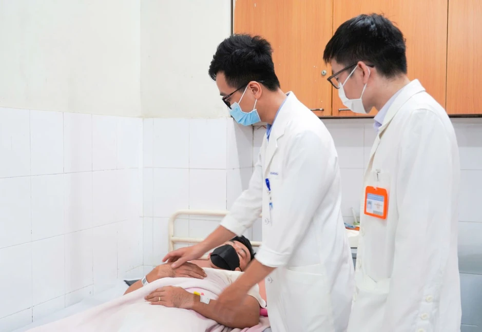 Người lớn vẫn có thể mắc quai bị và gặp biến chứng ở tinh hoàn Người lớn vẫn có thể mắc quai bị và gặp biến chứng ở tinh hoàn