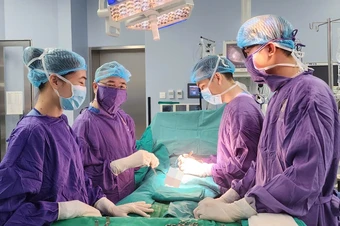 Sống 21 năm trong hình hài con gái, đi khám mới biết mình là nam