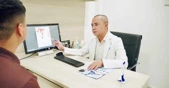 Sự cố rách "áo mưa" và câu nói của người đàn ông ở phòng khám nam khoa khiến bác sĩ không thể quên