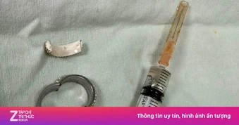 Thanh niên 25 tuổi nhập viện với vòng đeo siết chặt vùng kín