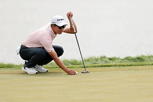 Cú putt hơn 7 mét đưa Michael Kim vào ngôi đền huyền thoại của PGA Tour Cú putt hơn 7 mét đưa Michael Kim vào ngôi đền huyền thoại của PGA Tour