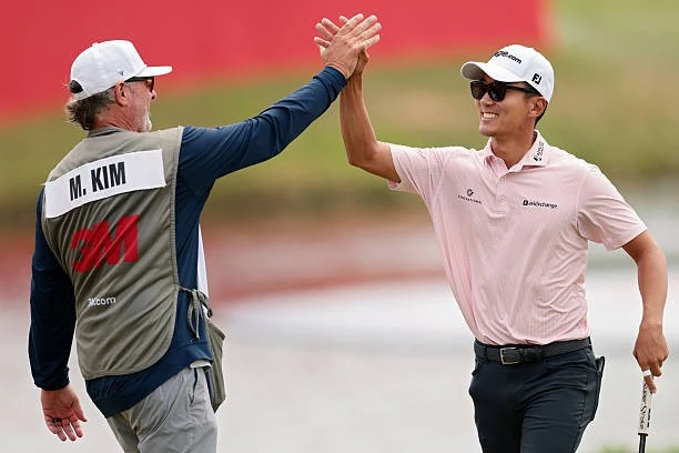 Cú putt hơn 7 mét đưa Michael Kim vào ngôi đền huyền thoại của PGA Tour Cú putt hơn 7 mét đưa Michael Kim vào ngôi đền huyền thoại của PGA Tour
