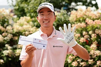 Cú putt hơn 7 mét đưa Michael Kim vào ngôi đền huyền thoại của PGA Tour