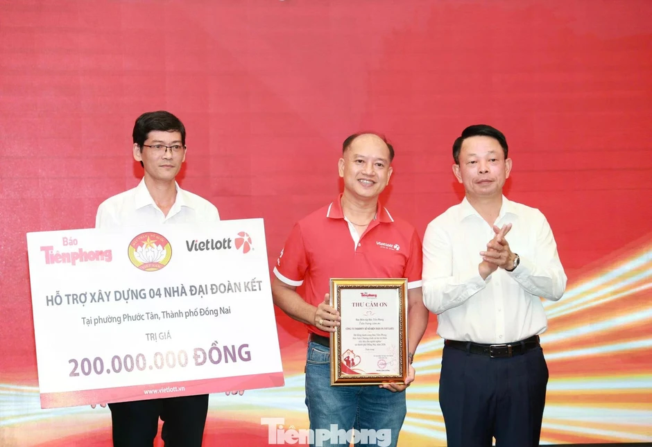Đêm gala Giải Tiền Phong Golf Championship - Non sông một dải lần 2 gây quỹ hơn 279 triệu cho hoạt động an sinh Đêm gala Giải Tiền Phong Golf Championship - Non sông một dải lần 2 gây quỹ hơn 279 triệu cho hoạt động an sinh