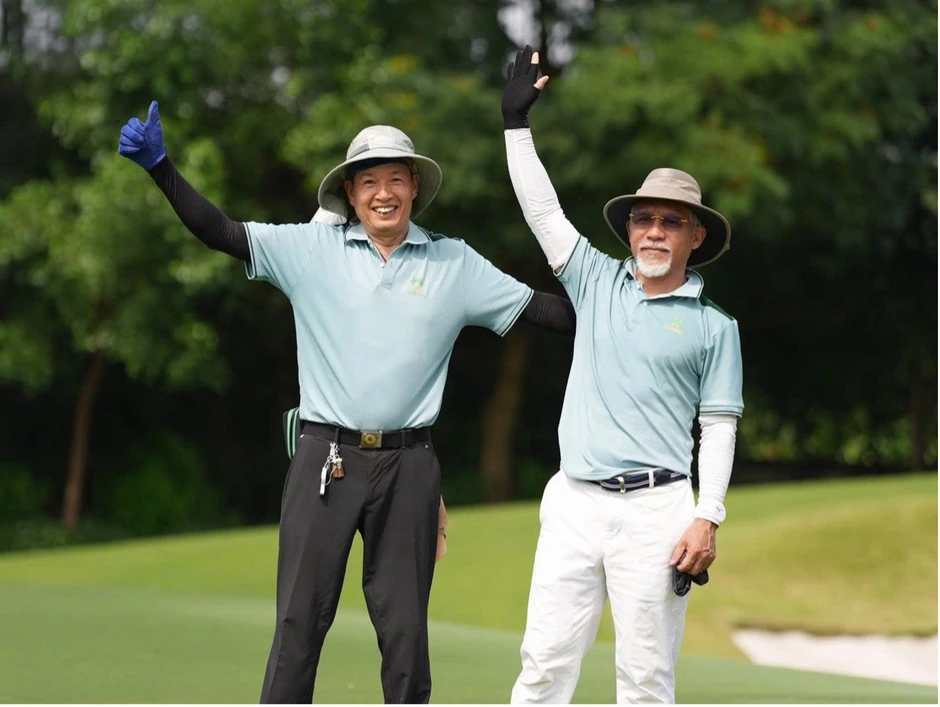 Gần 200 golfer sôi nổi tranh tài tại sân golf Long Biên Gần 200 golfer sôi nổi tranh tài tại sân golf Long Biên