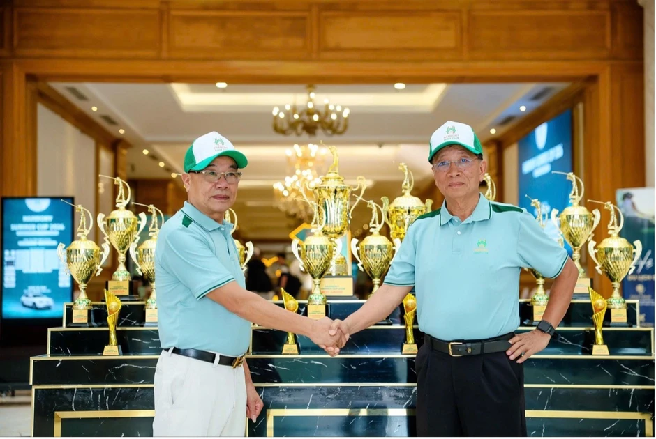 Gần 200 golfer sôi nổi tranh tài tại sân golf Long Biên Gần 200 golfer sôi nổi tranh tài tại sân golf Long Biên