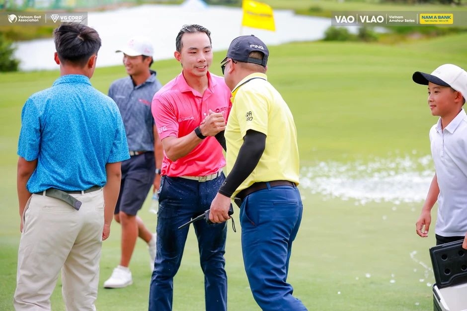 Golfer Singapore vô địch Giải golf Nghiệp dư nam Việt Nam mở rộng sau màn bứt phá ở vòng cuối Golfer Singapore vô địch Giải golf Nghiệp dư nam Việt Nam mở rộng sau màn bứt phá ở vòng cuối