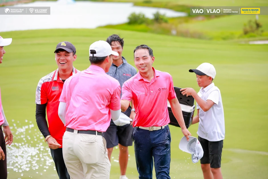 Golfer Singapore vô địch Giải golf Nghiệp dư nam Việt Nam mở rộng sau màn bứt phá ở vòng cuối Golfer Singapore vô địch Giải golf Nghiệp dư nam Việt Nam mở rộng sau màn bứt phá ở vòng cuối