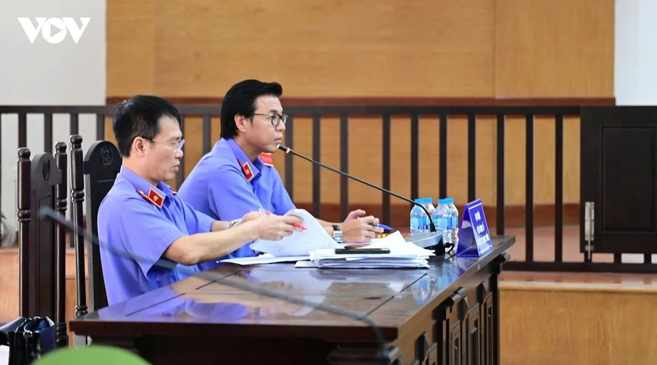 Bà Nguyễn Thị Kim Tiến muốn nộp thêm 1,1 tỷ đồng, phiên tòa tiếp tục ngày 1/10 Bà Nguyễn Thị Kim Tiến muốn nộp thêm 1,1 tỷ đồng, phiên tòa tiếp tục ngày 1/10
