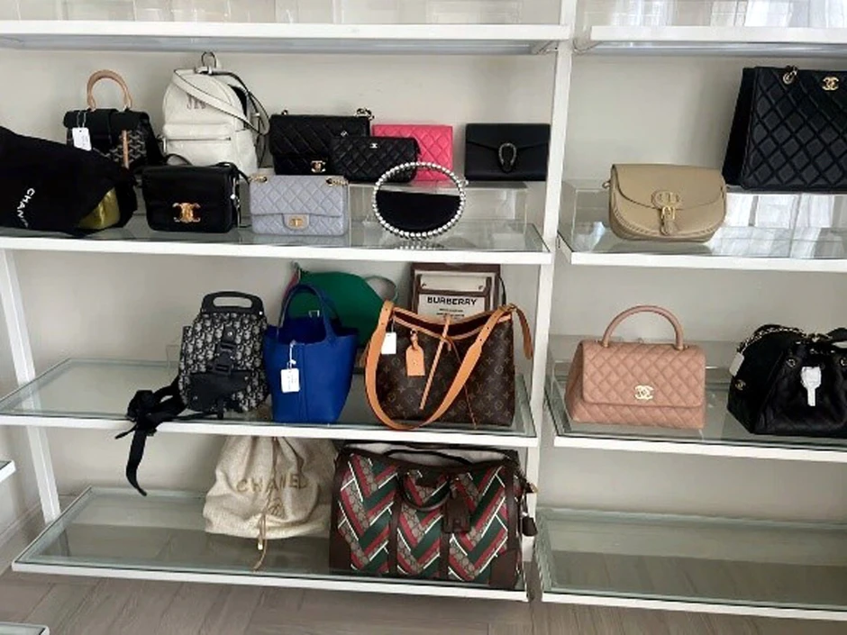 Bà trùm đồ hiệu "giấu" 835 tỷ đồng bán túi Hermes, Versace, đồng hồ Cartier Bà trùm đồ hiệu "giấu" 835 tỷ đồng bán túi Hermes, Versace, đồng hồ Cartier