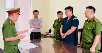 Bán trái phép 290 tấn chất thải của vụ cháy, một giám đốc bị khởi tố