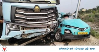 Bắt giam tài xế xe đầu kéo tông taxi, 2 người tử vong