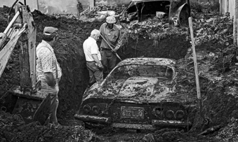 Bí ẩn vụ chôn siêu xe Ferrari mới mua dưới lòng đất, giấu hơn 3 năm