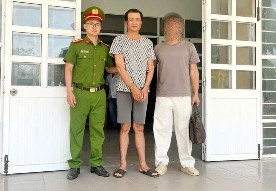 Bị bắt sau 11 năm trốn truy nã vì lấy xe của bạn tù Bị bắt sau 11 năm trốn truy nã vì lấy xe của bạn tù